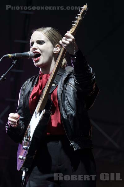 ANNA CALVI - 2011-08-28 - SAINT CLOUD - Domaine National - Scene de la Cascade - 